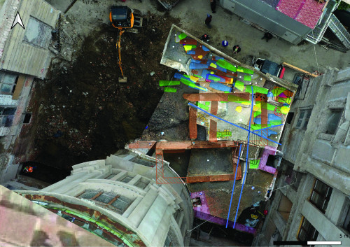 Fig. 1. Cercetările arheologice efectuate în curtea Palatului Nifon 2022-2023. Plan general cu marcarea zidurilor
și a mormintelor realizat cu ajutorul dronei.